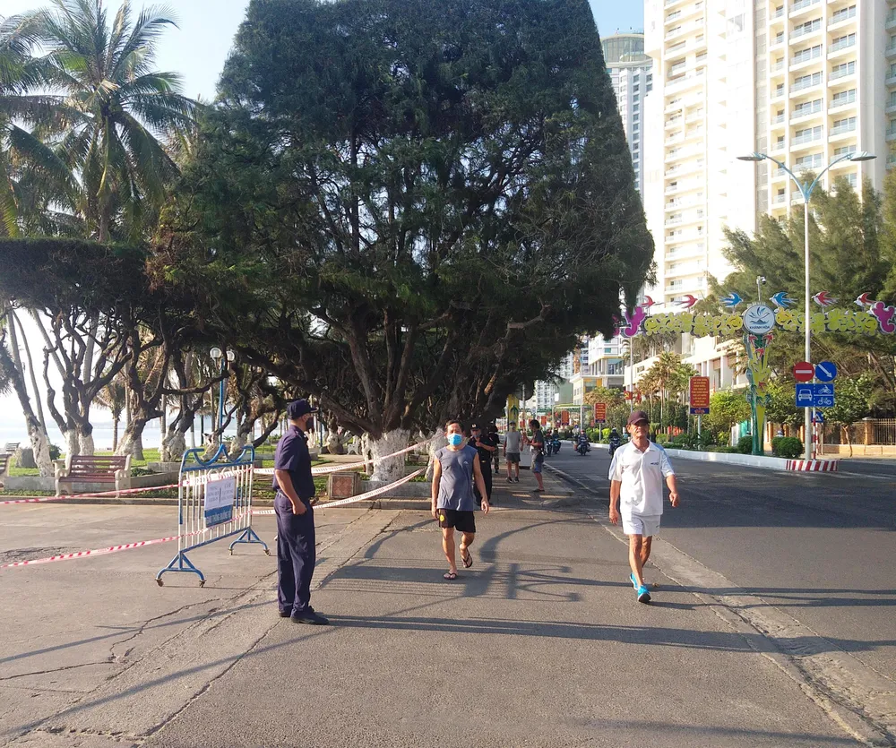 Biển Nha Trang không bóng người trong ngày đầu thực hiện Chỉ thị 16 về phòng, chống dịch Covid-19 ảnh 4