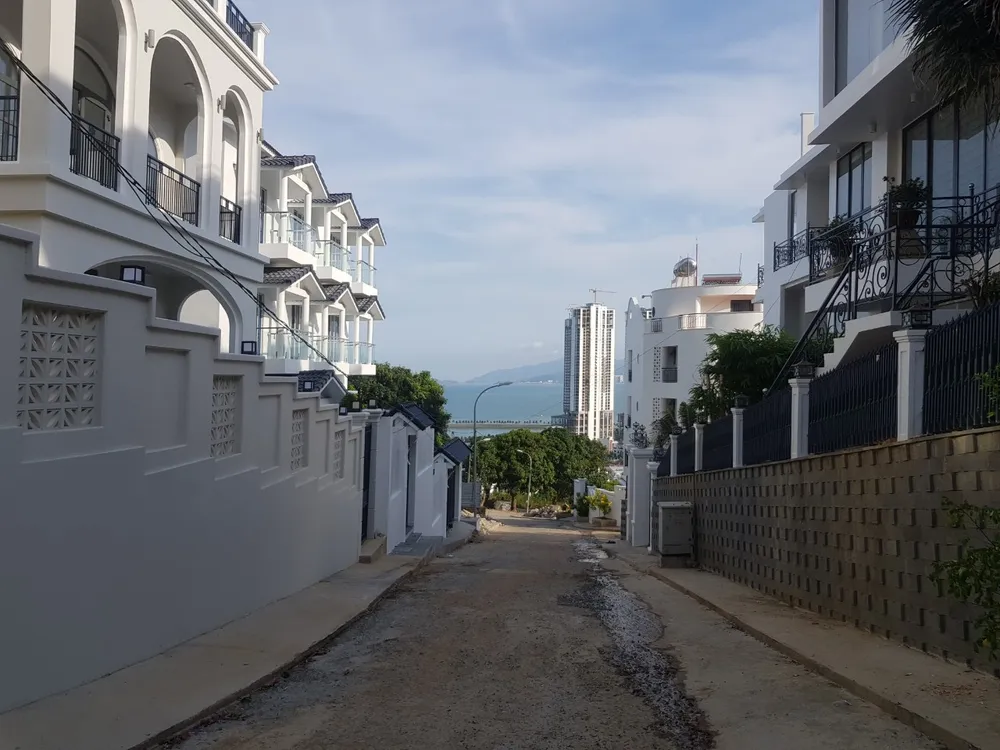 Phố biệt thự trái phép trên núi Cô Tiên gây nguy hiểm cho dân cư ảnh 1