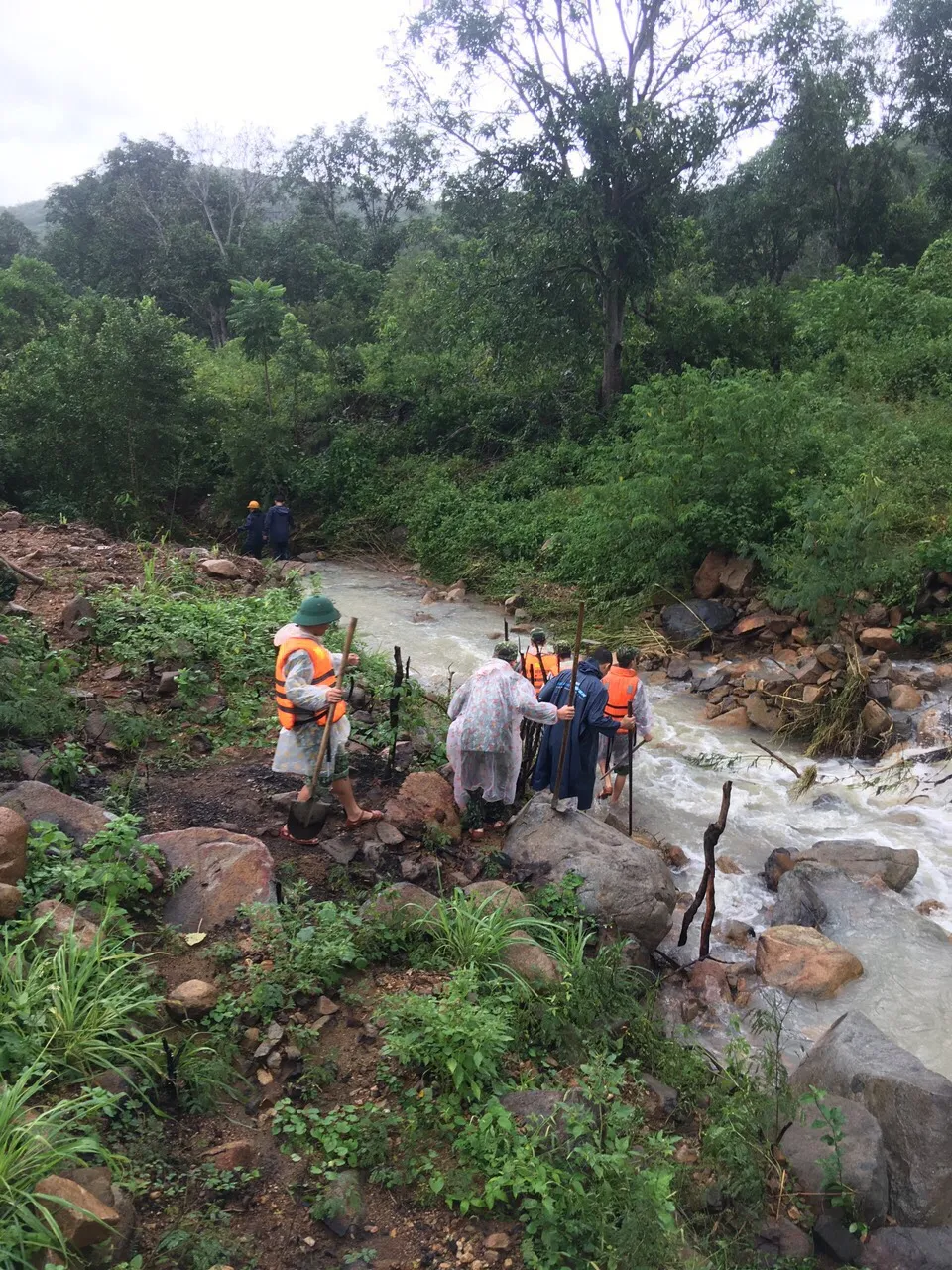 Cha và 2 con nhỏ chết thảm do nước lũ cuốn ở Khánh Hòa ảnh 2