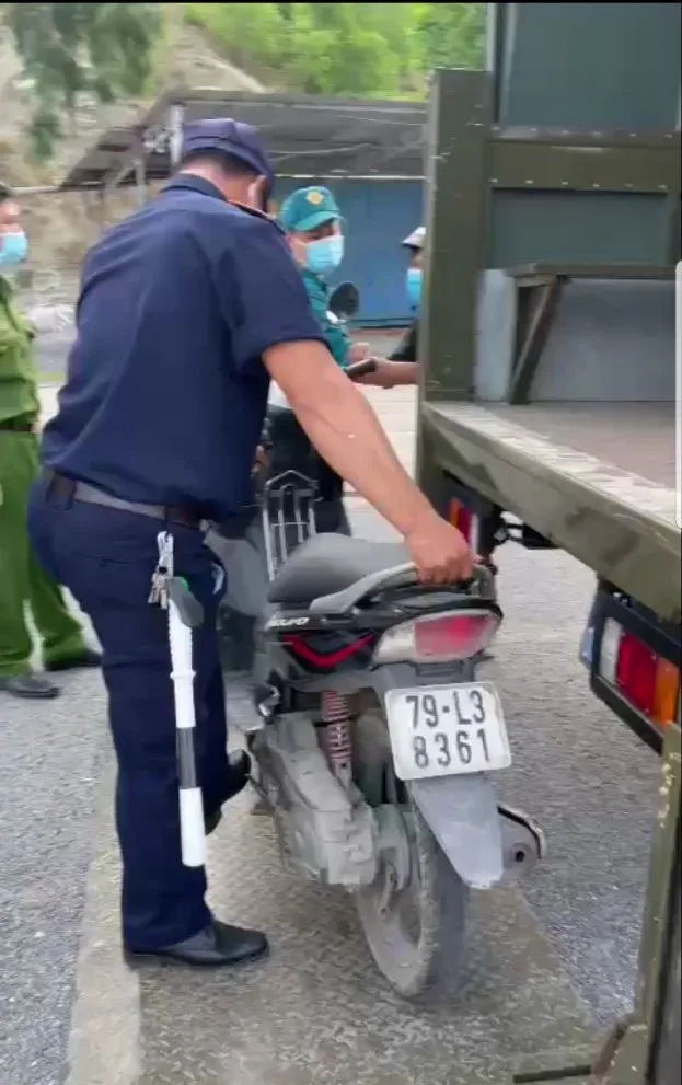 Cán bộ chốt kiểm dịch chỉ tay vào mặt dân nói “trên núi xuống”, mua bánh mì là “không thiết yếu“ ảnh 1