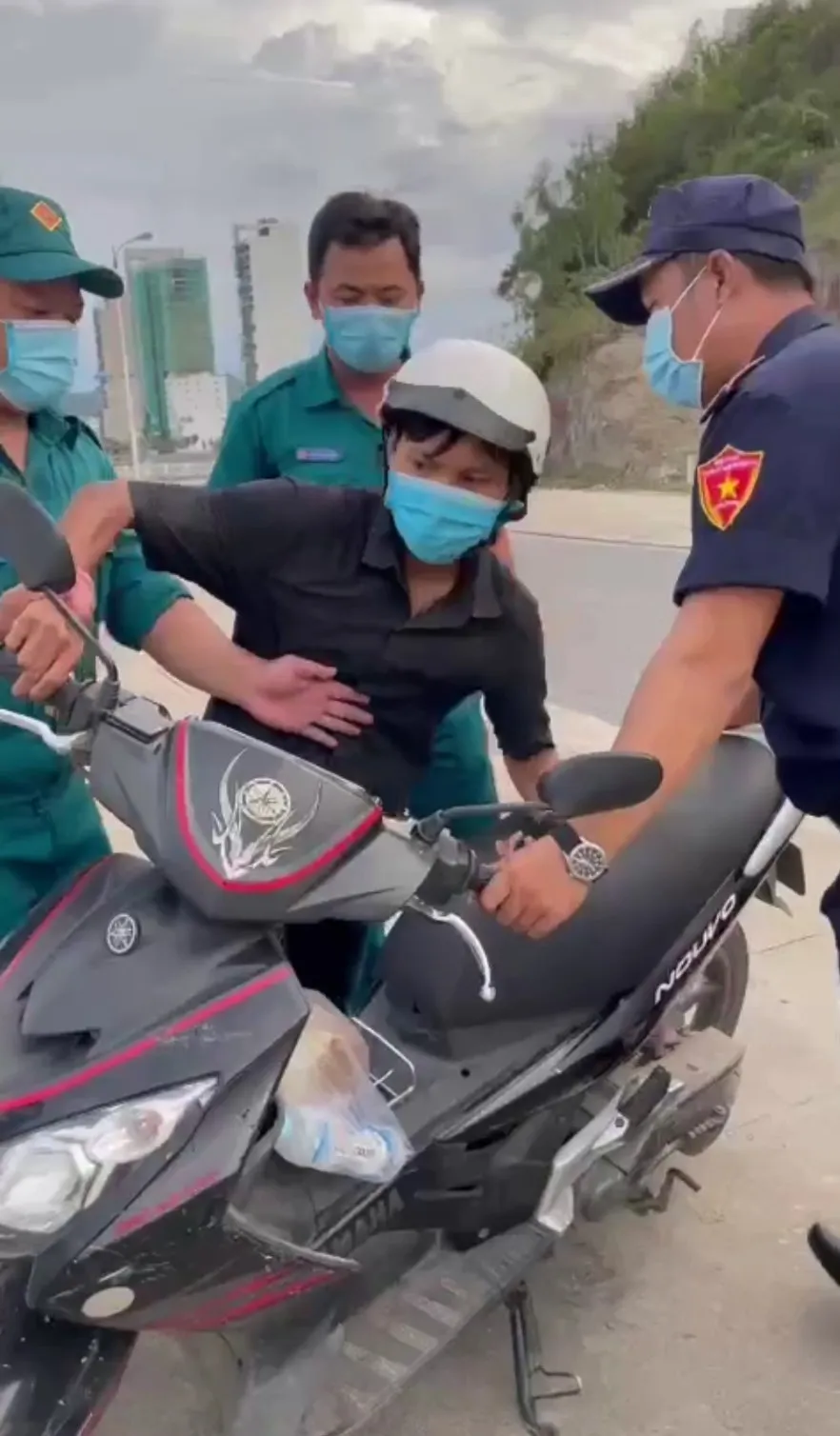 Cán bộ chốt kiểm dịch chỉ tay vào mặt dân nói “trên núi xuống”, mua bánh mì là “không thiết yếu“ ảnh 2