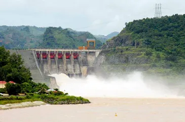 Thủy điện Hòa Bình cấp tốc xả lũ. Ảnh: VGP News 	