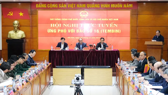 Thủ tướng chủ trì cuộc họp ứng phó bão 16, huy động máy bay kêu gọi tàu thuyền  ảnh 1