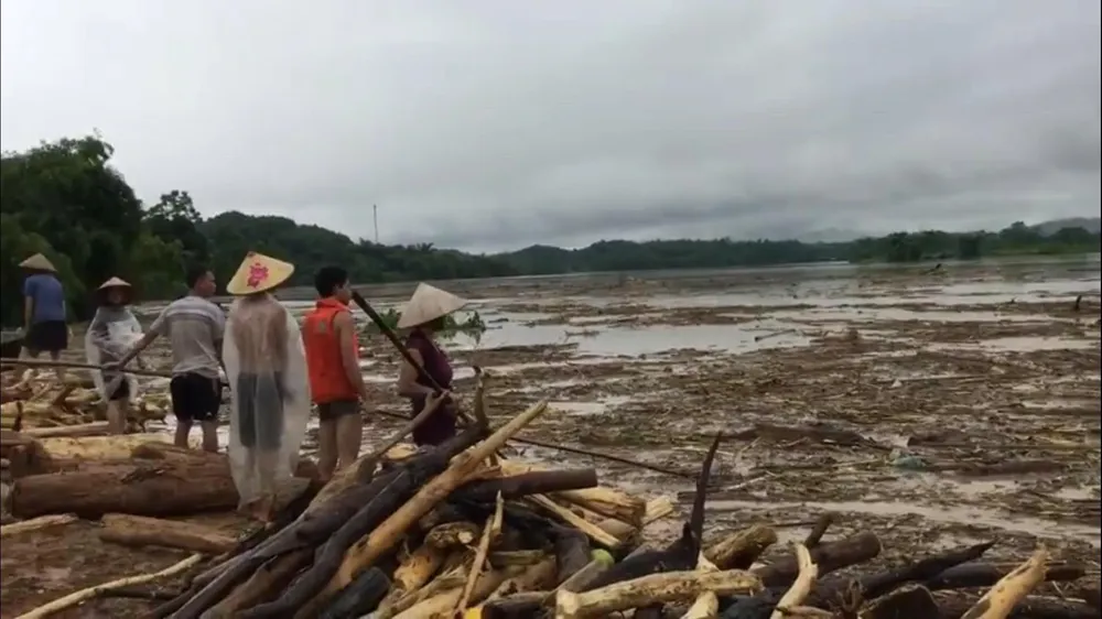 28 người chết và mất tích do mưa lũ kinh hoàng sau bão số 3 ảnh 1