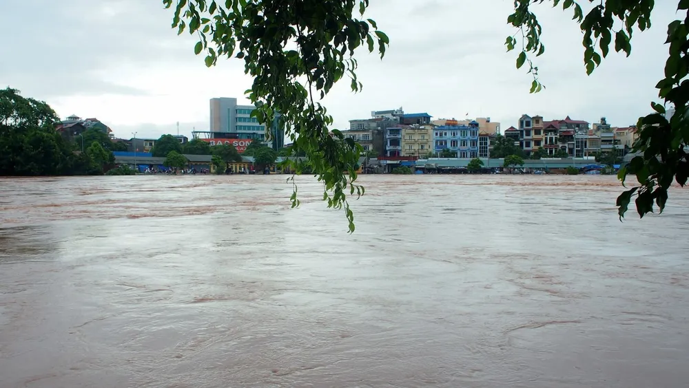 Cầu Kỳ Lừa chìm trong nước lũ sông Kỳ Cùng ảnh 1