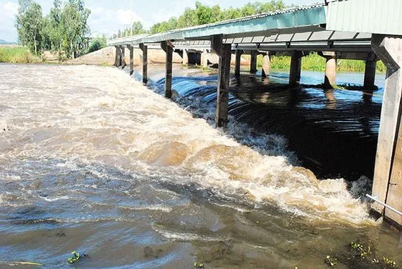 Đảm bảo an toàn cho đập và hạ du khi xả lũ tại Trà Sư và Tha La ảnh 1