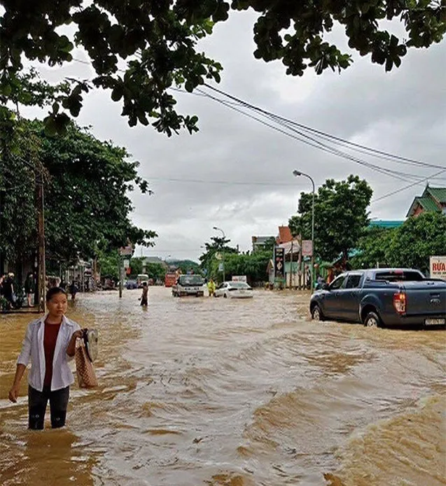 Mưa suốt từ đêm 29 đến chiều 30-8, Quốc lộ 6 thành "sông" ảnh 4