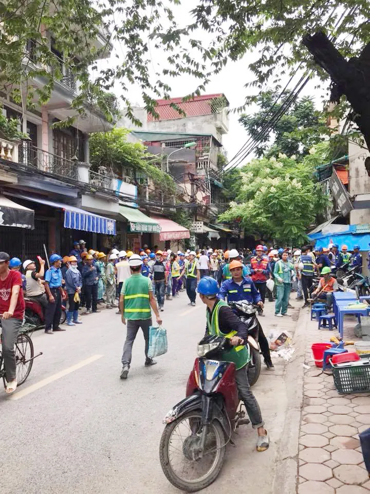 Người dân Hà Nội nhốn nháo vì dư chấn động đất ảnh 1