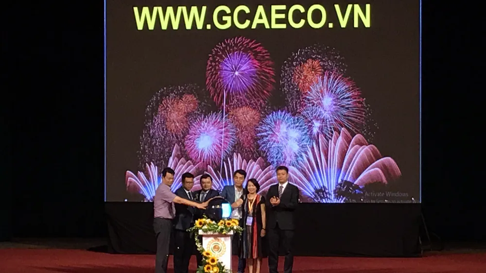 Đại diện Bộ NN-PTNT, Bộ Công thương và Trung ương Đoàn TNCS Hồ Chí Minh tham gia bấm nút khai trương sàn thương mại điện tử dành riêng cho nông sản sáng 7-11