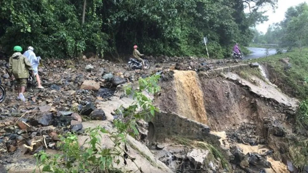 51 nhà sập, 46 thuyền, 99 lồng bè chìm do bão số 9 ảnh 1