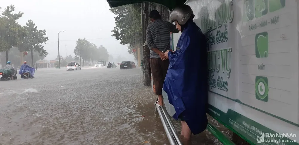 TP Vinh, tỉnh Nghệ An vừa trải qua một trận mưa gió, ngập lụt nặng nề vào tuần trước, chỉ bởi 1 đợt không khí lạnh. Ảnh: Báo Nghệ An