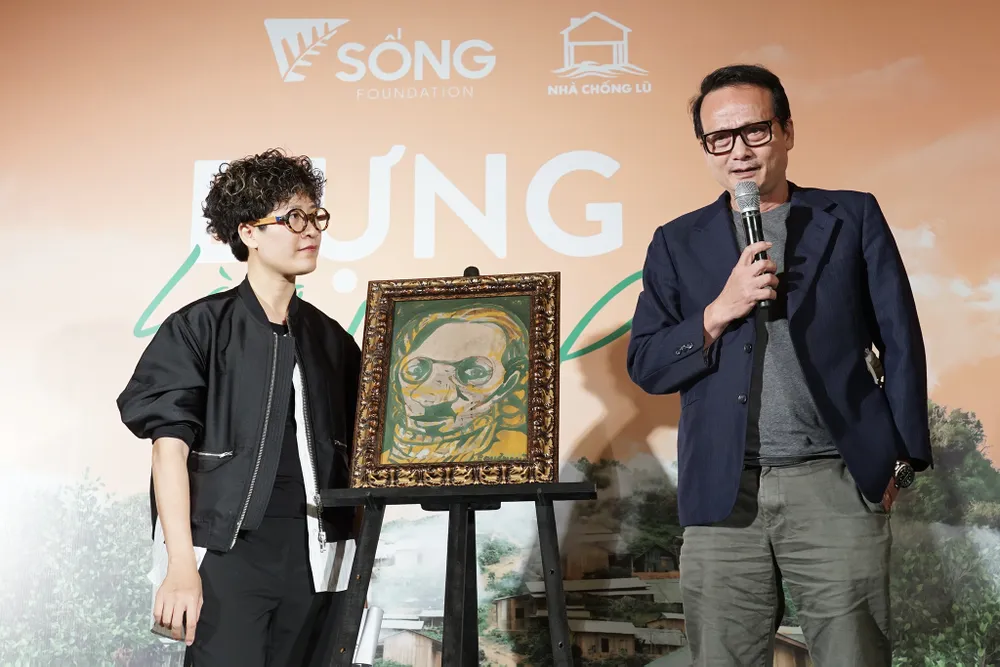 Bán 8 bức tranh “ngàn đô” để xây nhà cho vùng lũ ảnh 1