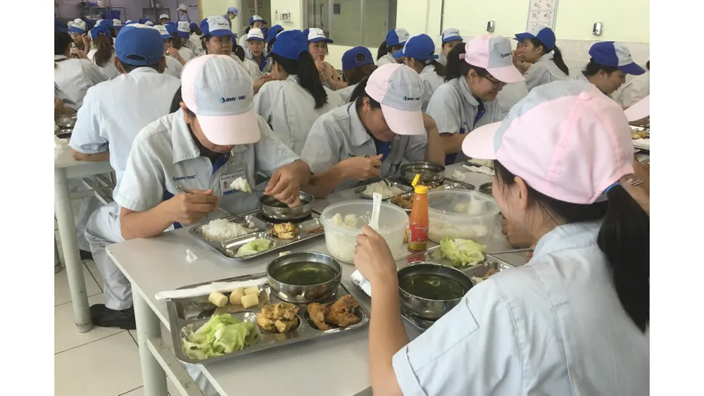 Một bữa ăn ca của công nhân ở TP Hải Phòng. Ảnh: VĂN PHÚC