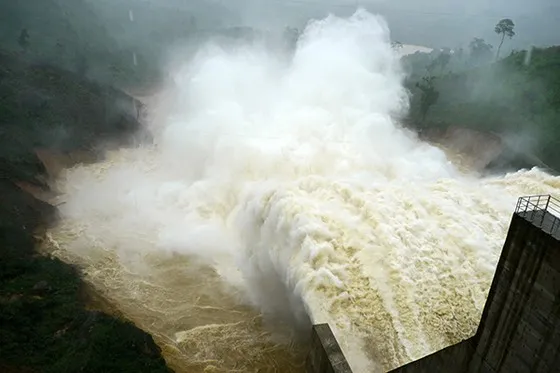 Thủy điện ở thượng nguồn sông Vu Gia xả lũ
