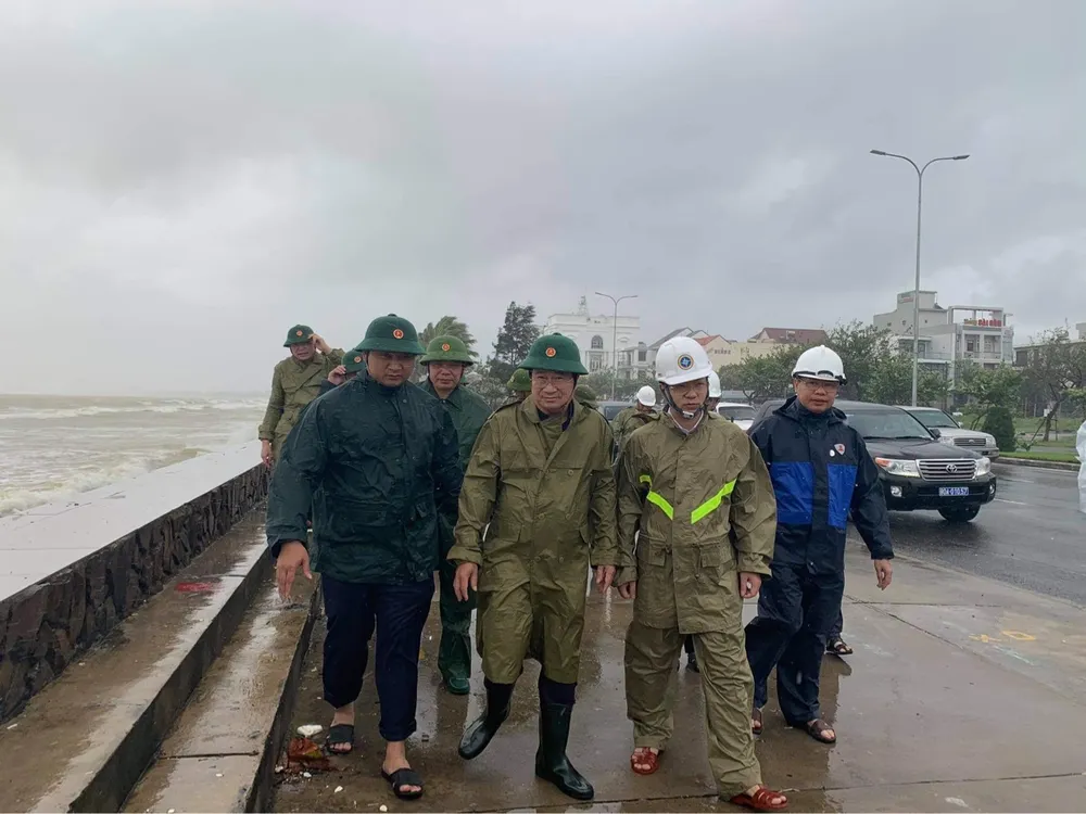 Dự báo bão số 9 cập bờ vào khoảng 10 giờ sáng nay ảnh 12