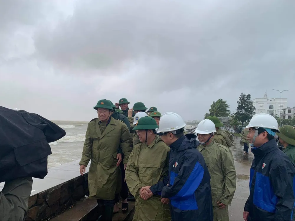 Dự báo bão số 9 cập bờ vào khoảng 10 giờ sáng nay ảnh 16