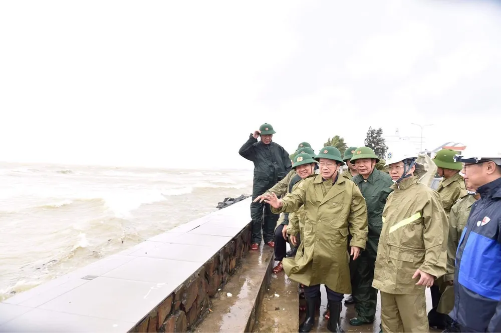 Dự báo bão số 9 cập bờ vào khoảng 10 giờ sáng nay ảnh 14