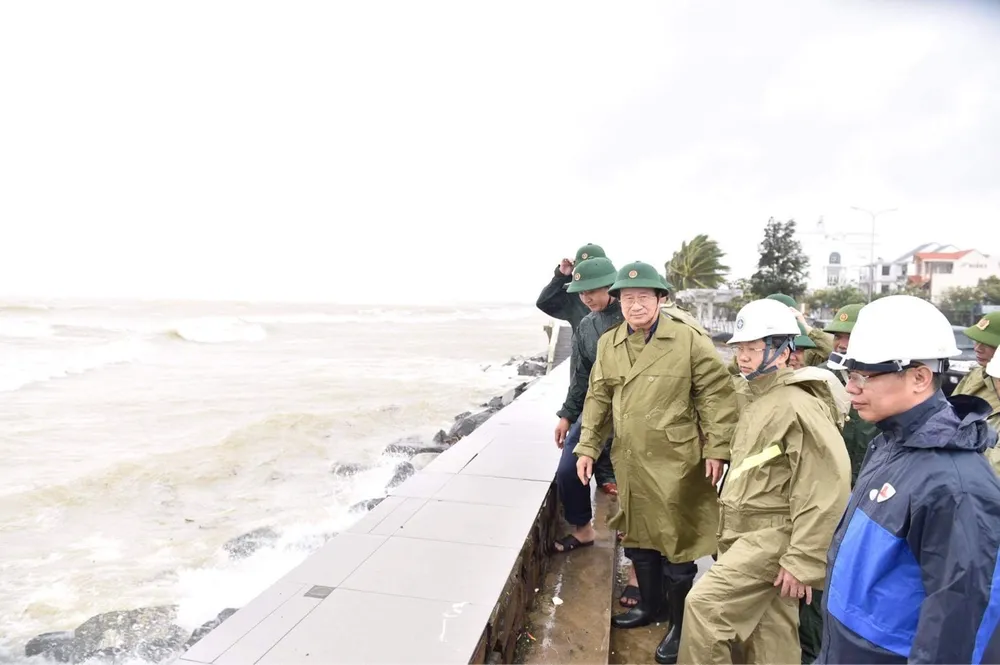 Dự báo bão số 9 cập bờ vào khoảng 10 giờ sáng nay ảnh 13