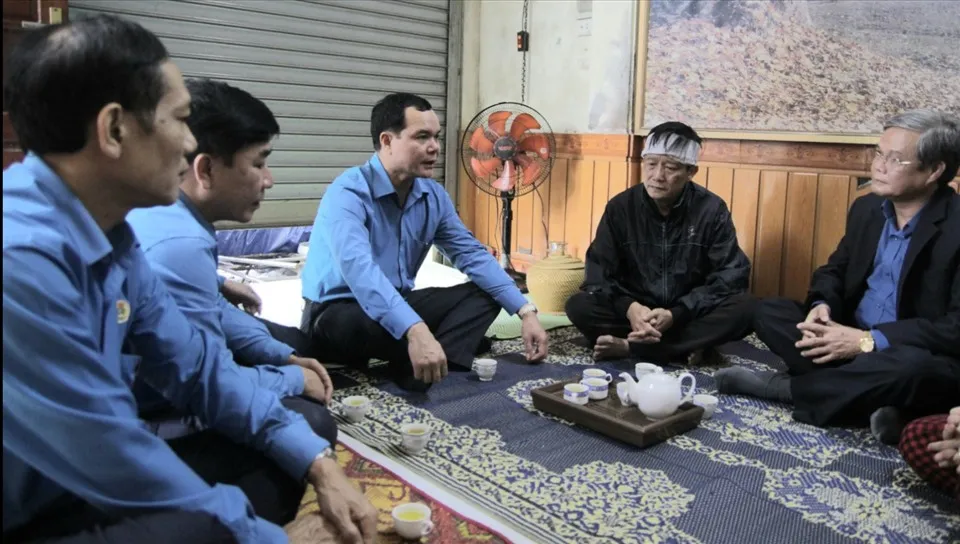 Trao 6,3 tỷ đồng cho người lao động ở miền Trung ảnh 4