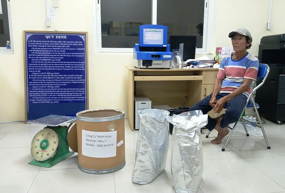 Phát hiện hơn 30 kg ketamin được giấu tinh vi trong thùng hàng qua cửa khẩu Tịnh Biên ảnh 1