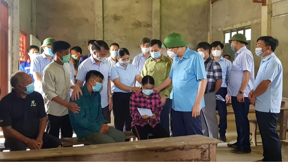 Đoàn công tác trao quà cho gia đình có 3 cháu nhỏ thiệt mạng