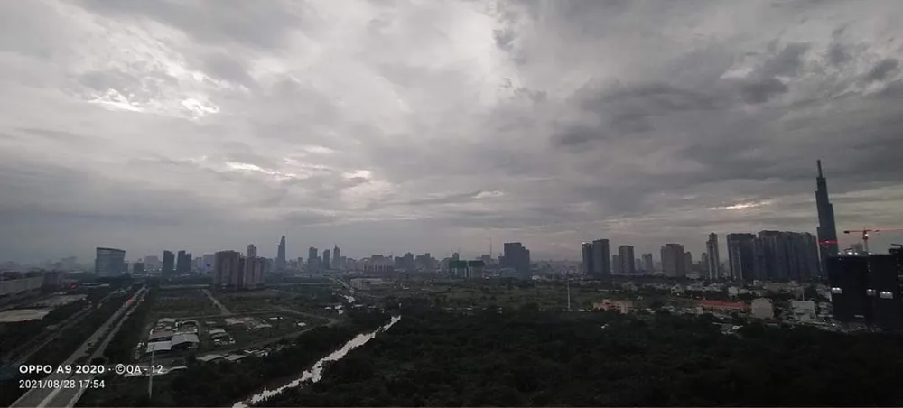 Mưa dông tại TPHCM chiều 28-8. Ảnh: NGUYỄN QUỐC ANH