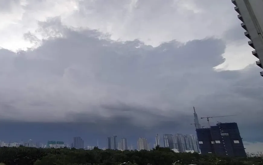 Mây dông phát triển ở TPHCM, dự báo sẽ có mưa vừa, mưa to trong những ngày tới. Ảnh: NGUYỄN QUỐC ANH