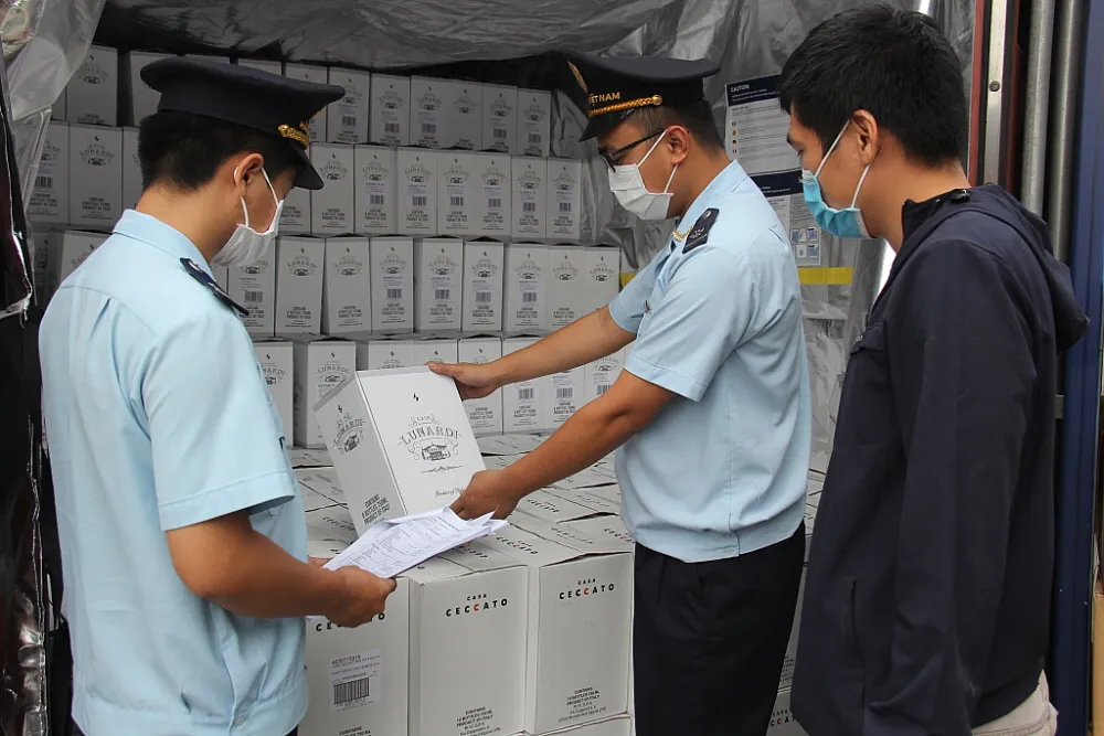 Hải quan TPHCM kiểm tra hàng hóa nhập khẩu. Ảnh theo haiquanonline