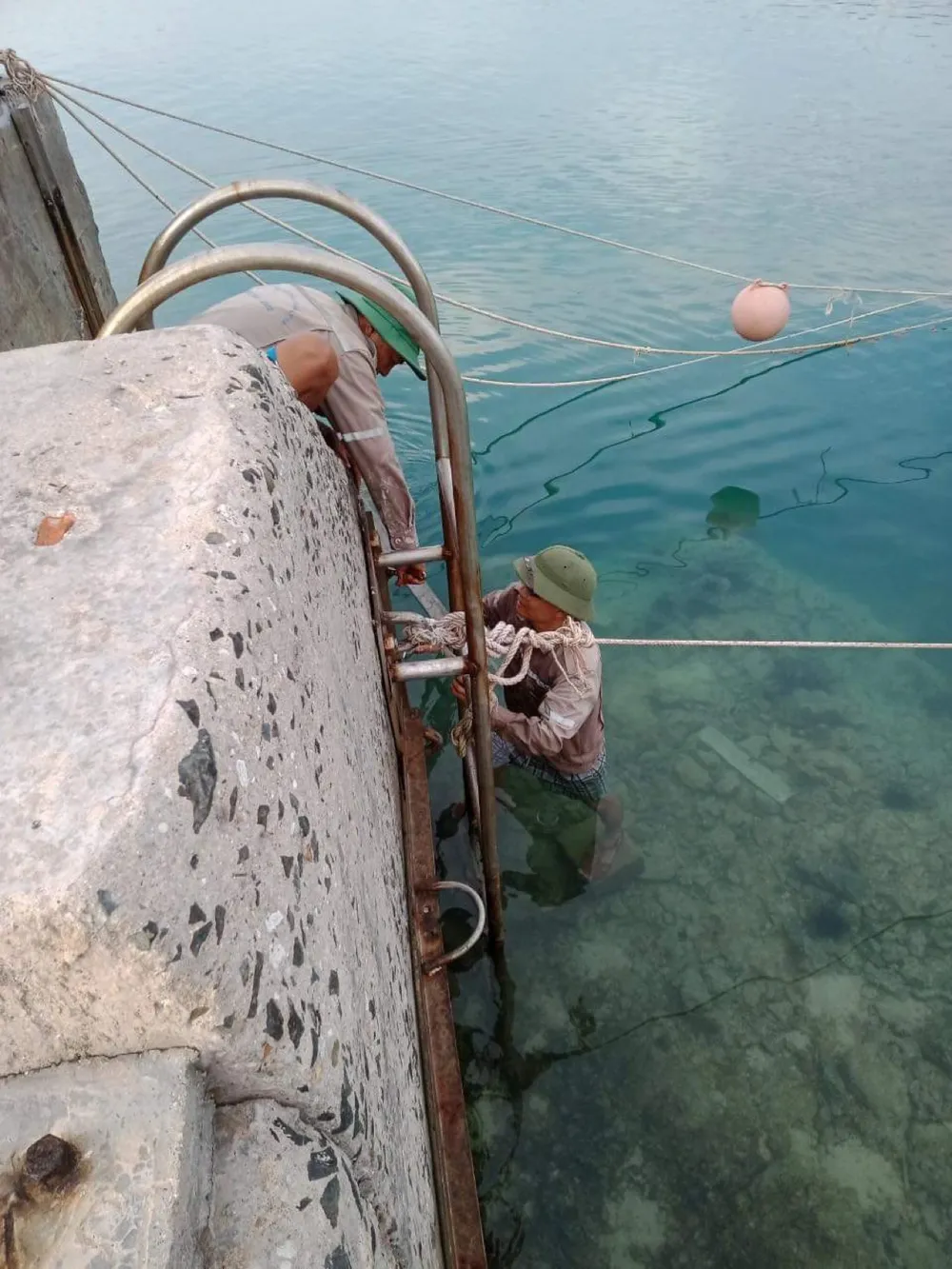 Bão quật đổ 2 cột đo gió ở đảo Song Tử Tây ảnh 4