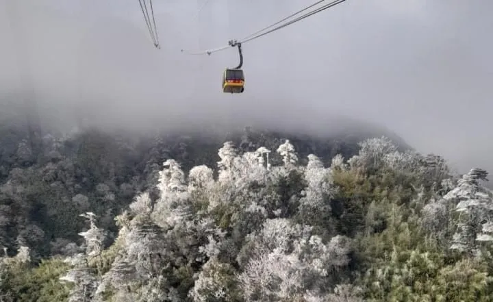 Không khí lạnh cường độ mạnh gây ra hiện tượng băng giá trên đỉnh khu du lịch Fansipan Không khí lạnh cường độ mạnh gây ra hiện tượng băng giá trên đỉnh khu du lịch Fansipan