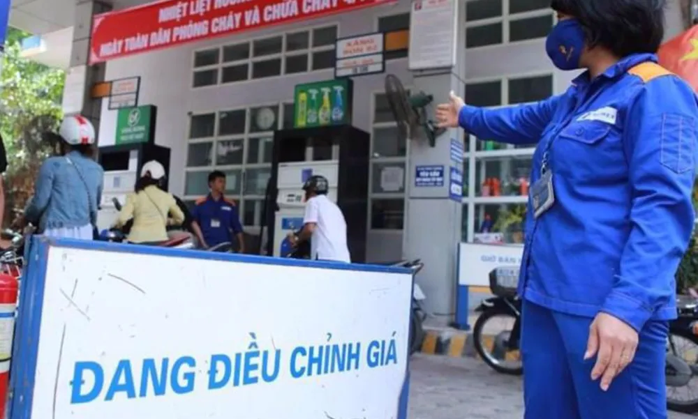 Giá xăng dầu giảm liên tiếp lần thứ 4 do giá thế giới đang giảm mạnh