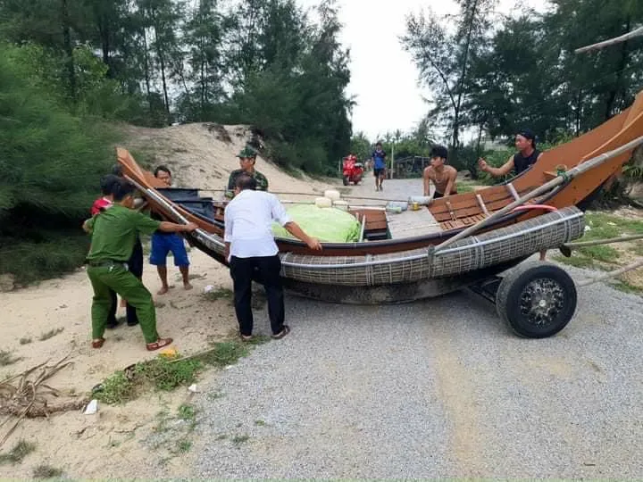 Di chuyển tàu thuyền lên bờ tránh bão. Ảnh: Tổng cục PCTT Di chuyển tàu thuyền lên bờ tránh bão. Ảnh: Tổng cục PCTT