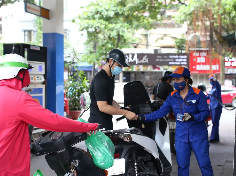 Giá xăng giữ nguyên, giá dầu giảm nhẹ. Ảnh: VIẾT CHUNG