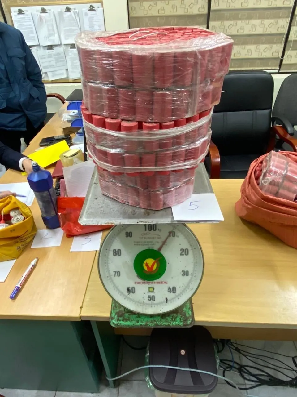 Tang vật bị bắt là gần 30kg pháo nổ