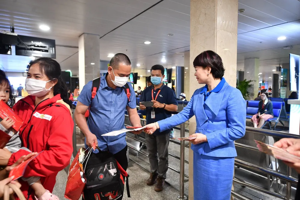 Tặng vé máy bay và lì xì cho công nhân lao động. Ảnh: Tổng Liên đoàn Lao động Việt Nam