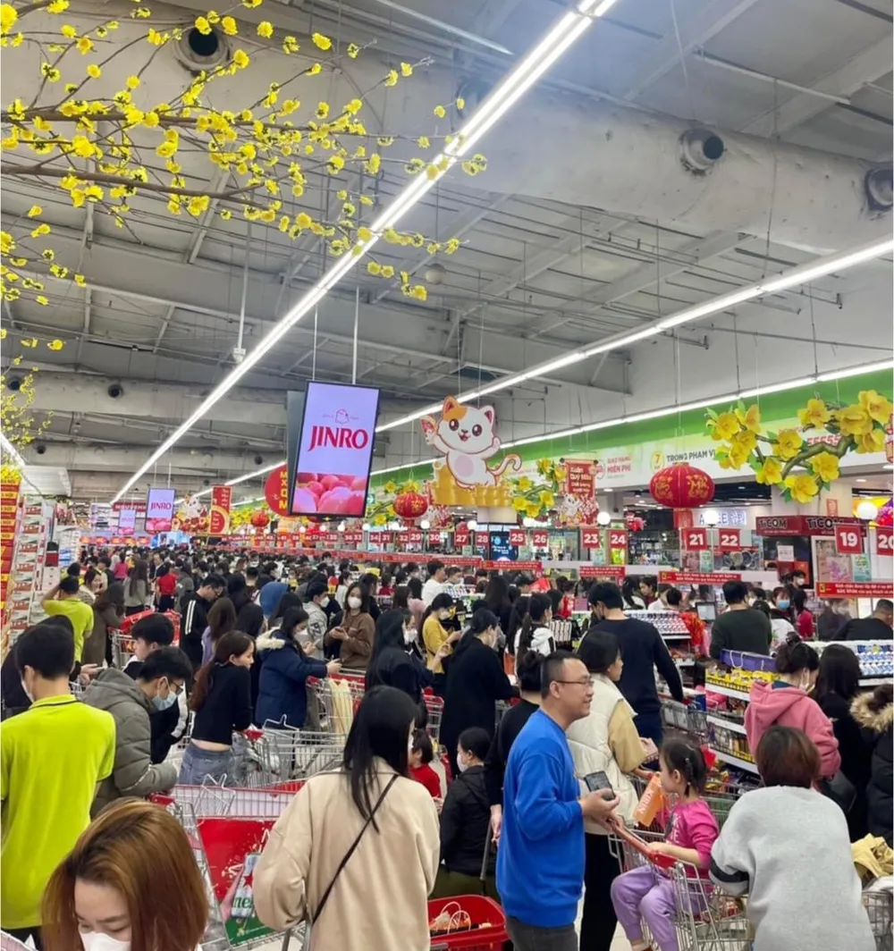 Chen chúc mua sắm tết tại các khu trưng bày sản phẩm Chen chúc mua sắm tết tại các khu trưng bày sản phẩm