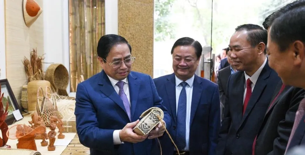 Thủ tướng Phạm Minh Chính tham quan gian hàng trưng bày sản phẩm OCOP tại hội nghị sáng 13-1