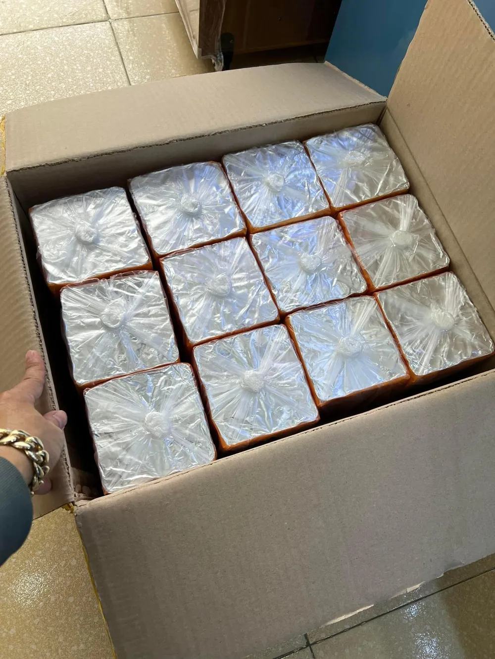 Trên mạng xã hội, pháo hoa vẫn đang được rao bán, chào mời công khai