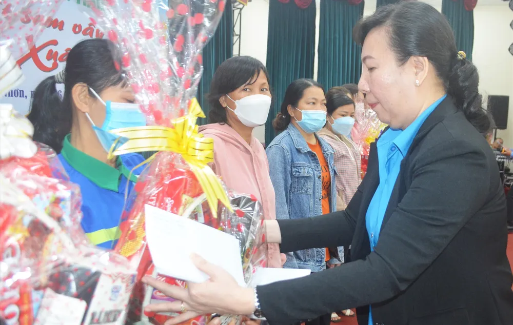 Cán bộ LĐLĐ TP Quy Nhơn (Bình Định) trao quà tết của Tổng LĐLĐ Việt Nam cho những công nhân có hoàn cảnh khó khăn. Ảnh: Báo Lao Động