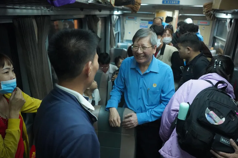 Phó Chủ tịch Thường trực Tổng LĐLĐ Việt Nam Trần Thanh Hải lên tận tàu để thăm hỏi, đưa tiễn công nhân về quê Phó Chủ tịch Thường trực Tổng LĐLĐ Việt Nam Trần Thanh Hải lên tận tàu để thăm hỏi, đưa tiễn công nhân về quê