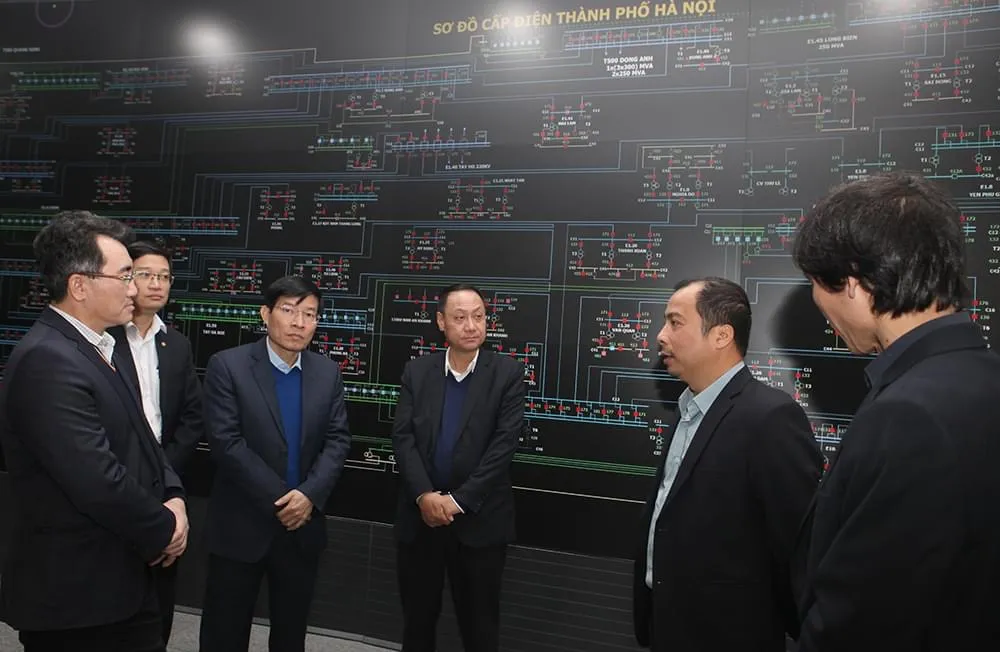 Lãnh đạo EVN thăm và động viên cán bộ, công nhân viên trực vận hành hệ thống điện quốc gia ngày 18-1 Lãnh đạo EVN thăm và động viên cán bộ, công nhân viên trực vận hành hệ thống điện quốc gia ngày 18-1