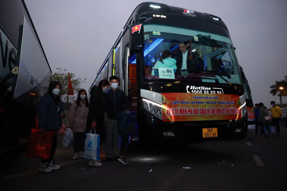 Từ sáng tinh mơ, các gia đình công nhân đã lên xe khởi hành về quê ăn tết. Ảnh: HẢI NGUYỄN