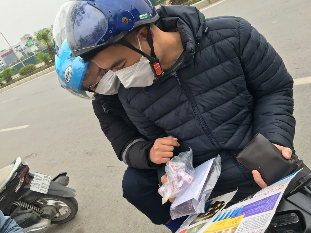 Nhiều người qua đường dừng lại hỏi mua pháo về chơi tết. Ảnh: VĂN PHÚC