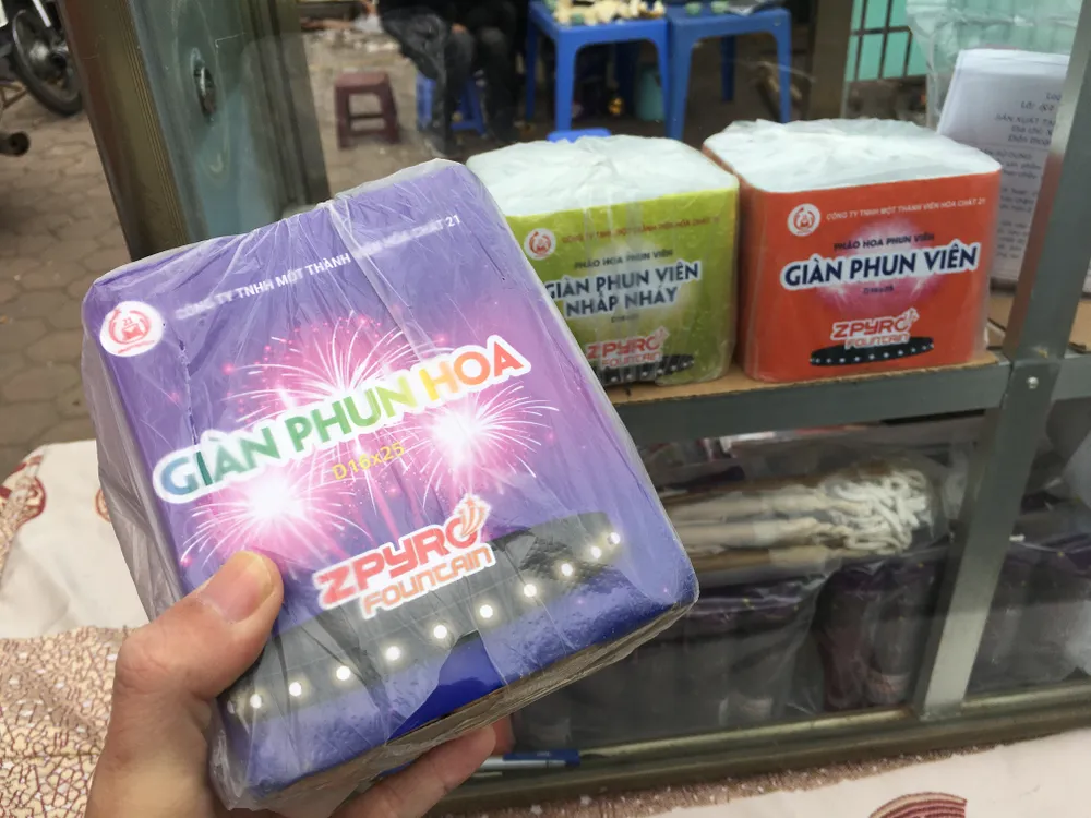 Giàn phun hoa này vẫn được hét giá 1 triệu đồng. Ảnh: VĂN PHÚC