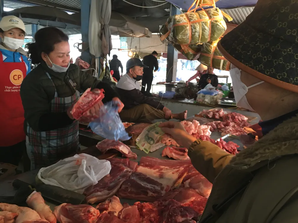 Tại chợ trung tâm thị trấn Lương Sơn (Hòa Bình) - cửa ngõ Tây Bắc, sáng 29 tháng Chạp, giá thịt heo cao nhất 110.000 đồng, thấp nhất 80.000 đồng/kg. Ảnh: VĂN PHÚC