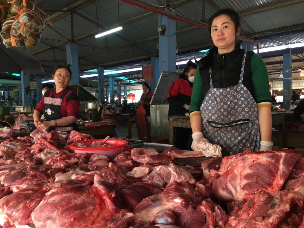 Sáng 29 tết, thịt heo từ các lò mổ về nhiều nhưng sức mua năm nay khá yếu. Ảnh: VĂN PHÚC