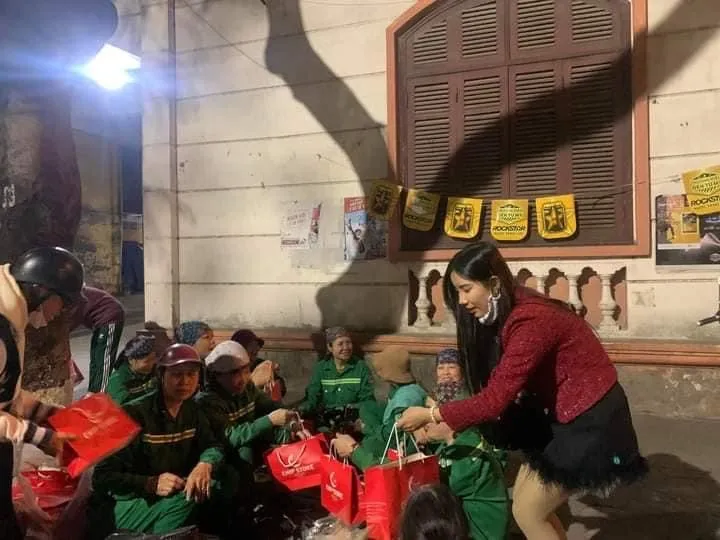 Các tình nguyện viên của nhóm thiện nguyện Hải Đăng và Lá Bối ở Hải Phòng tặng quà và lì xì cho những công nhân quét rác đêm giao thừa Tết Quý Mão 2023