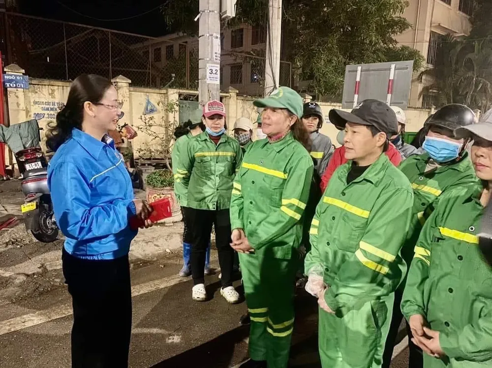 Cán bộ Công đoàn tỉnh Cao Bằng thăm hỏi, tặng quà lì xì công nhân vệ sinh môi trường ở TP Cao Bằng. Ảnh: NGÔ CHÂU Công đoàn tỉnh Phú Thọ lì xì cho công nhân môi trường đêm 30 tết