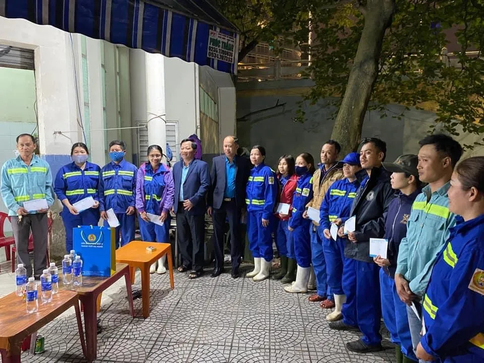 Công đoàn TP Đà Nẵng tổ chức thăm hỏi động viên công nhân môi trường đêm 30 tết. Ảnh: TRẦN NGỌC ANH