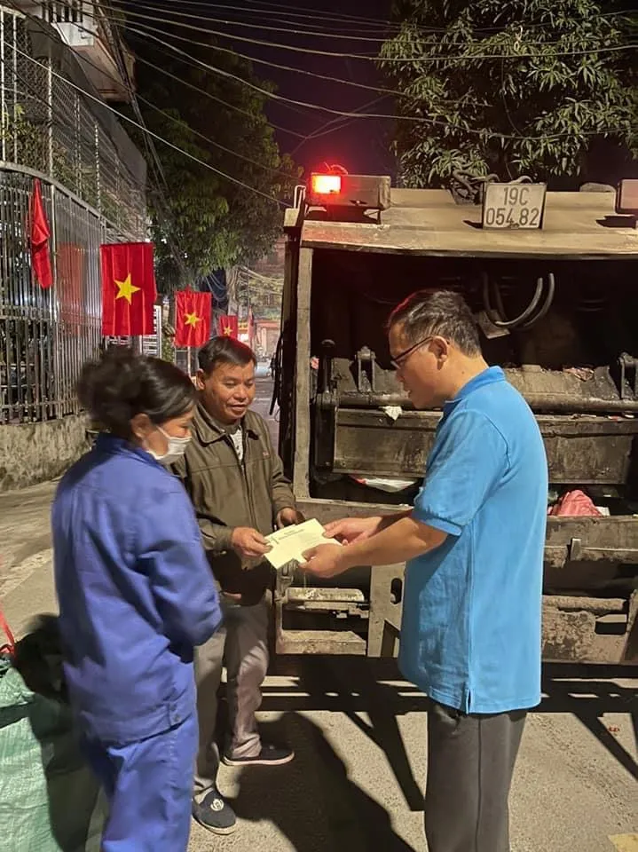 Công đoàn tỉnh Phú Thọ lì xì cho công nhân môi trường đêm 30 tết